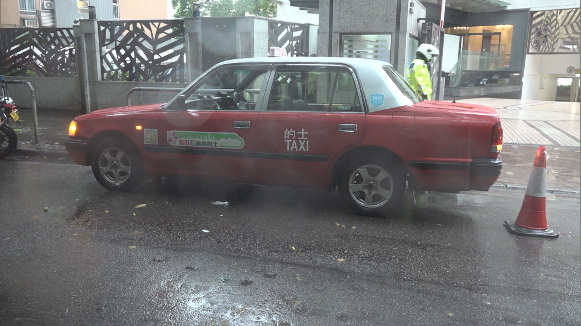 老翁半山遭捲車底拖行送院不治　的士司機被捕