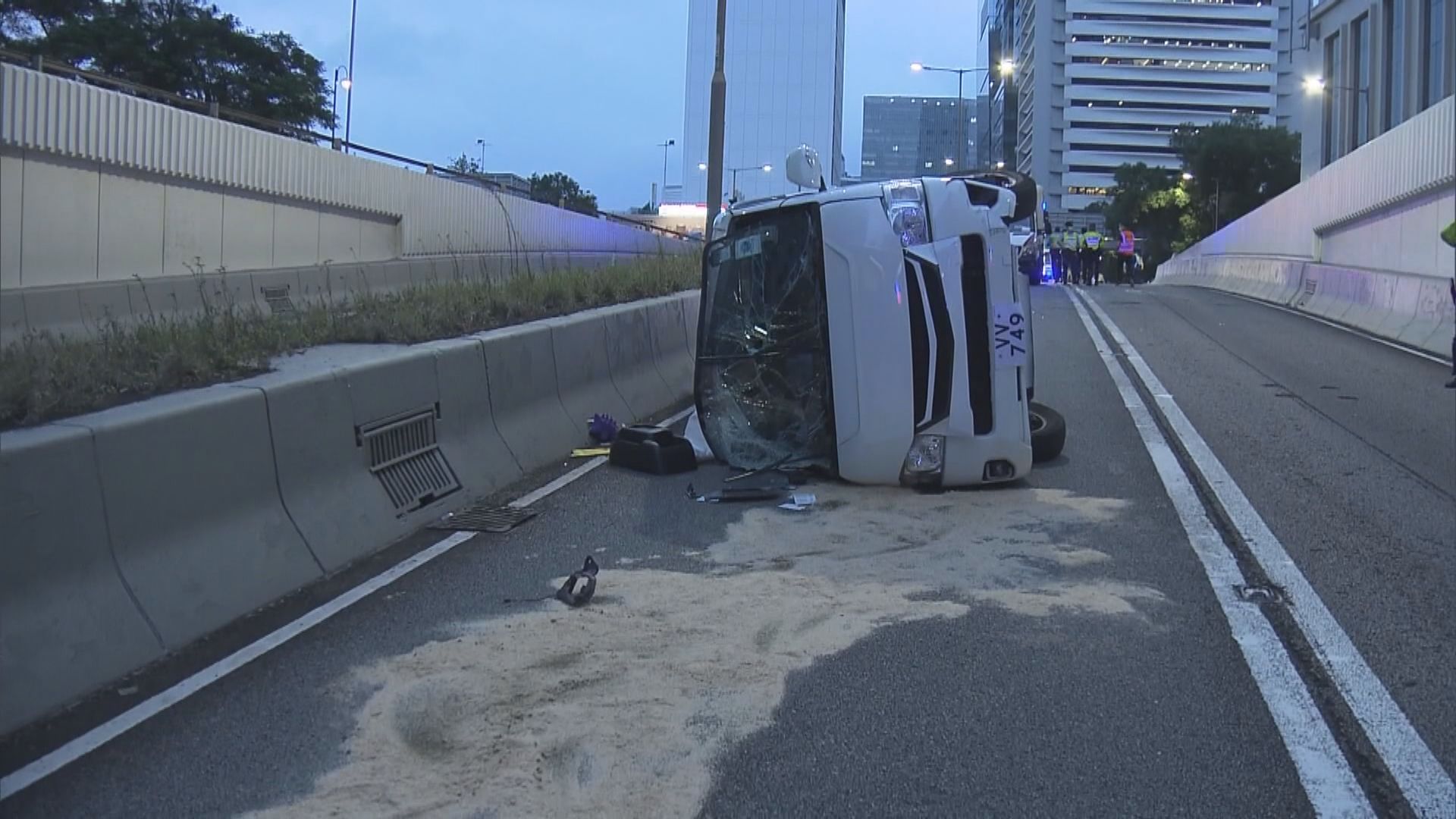 中環客貨車失控翻側兩人輕傷送院