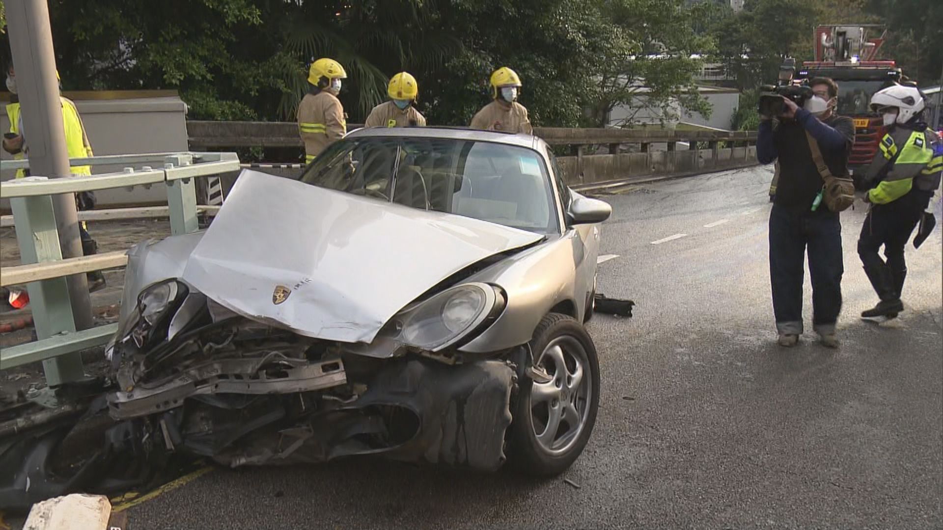 中環兩輛跑車相撞兩人受傷