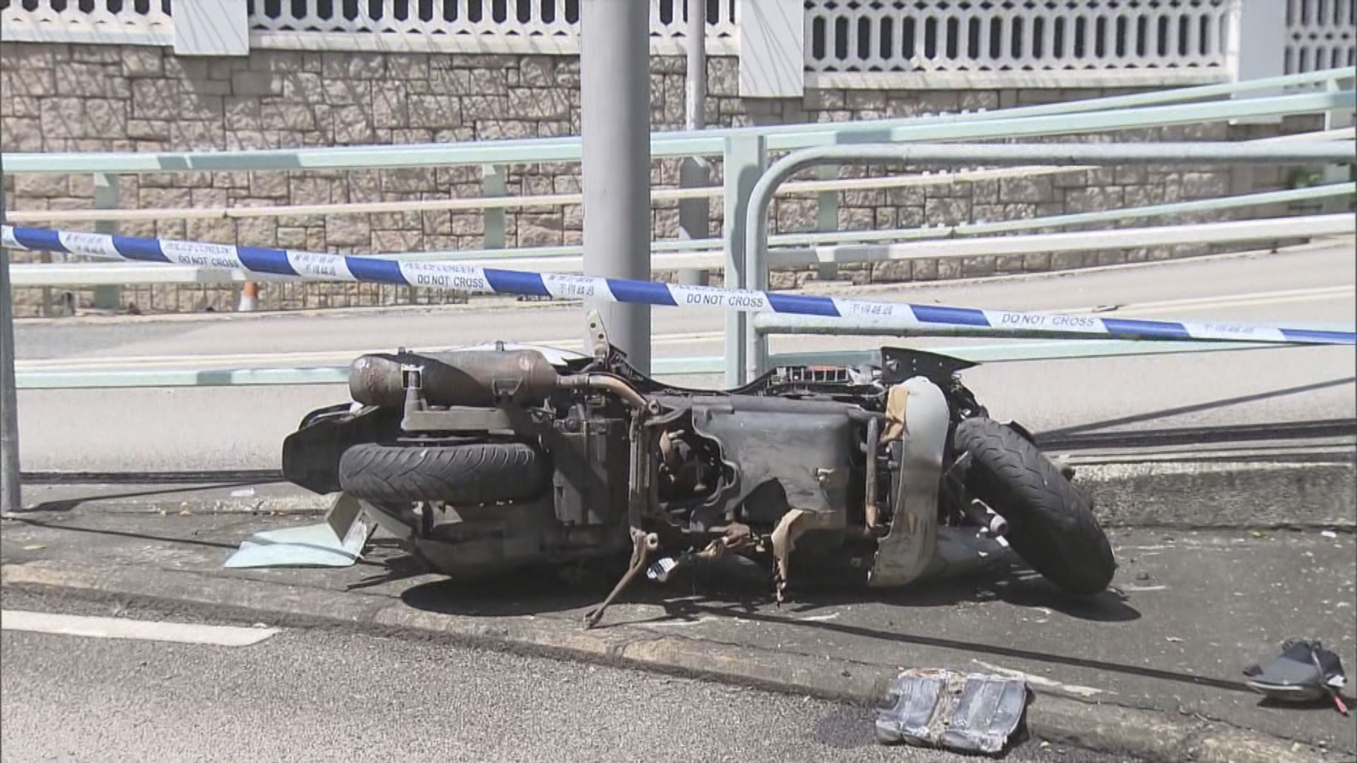 男子駕電單車中環撞欄　送院搶救不治