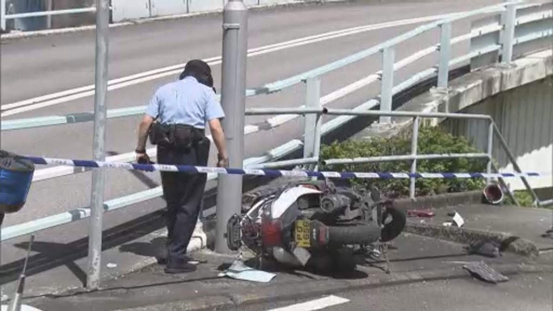 男子駕電單車中環撞欄　送院搶救不治