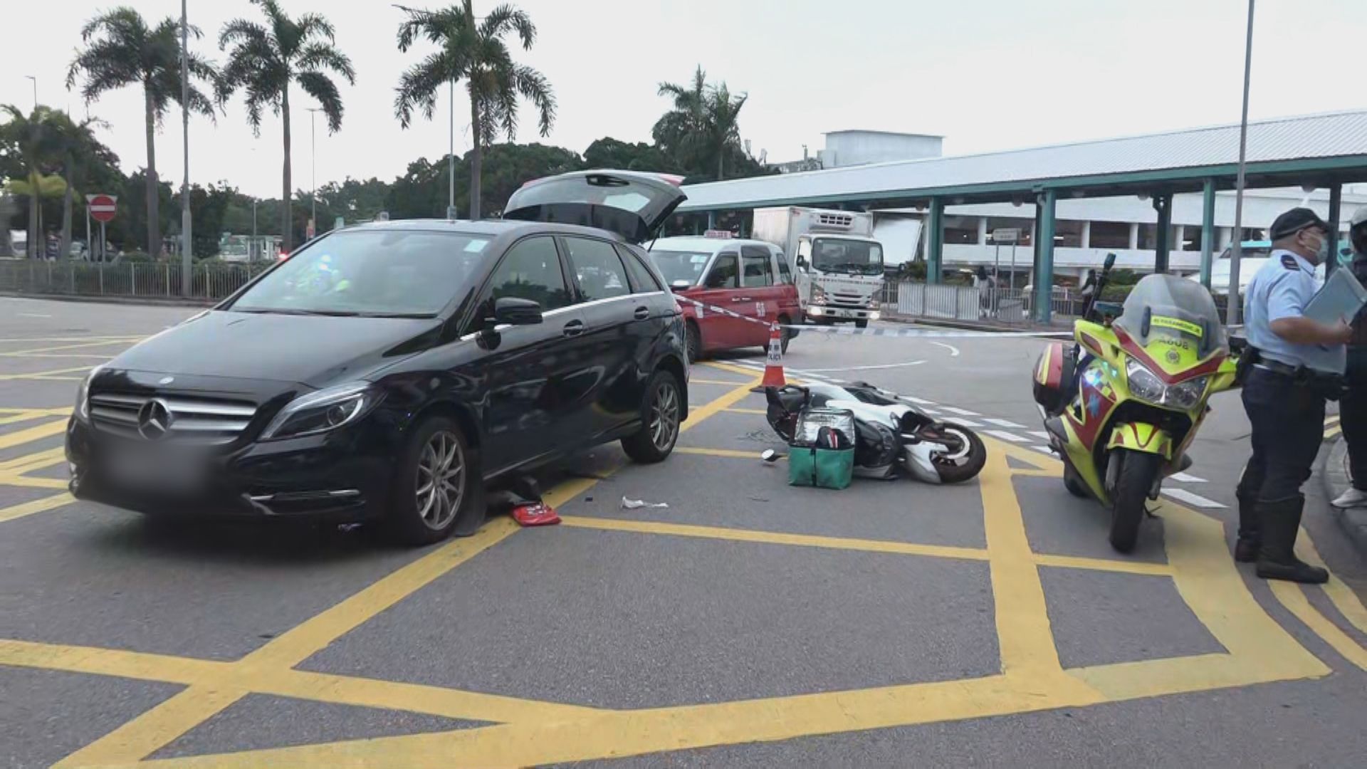 中環私家車撞電單車　一司機受傷