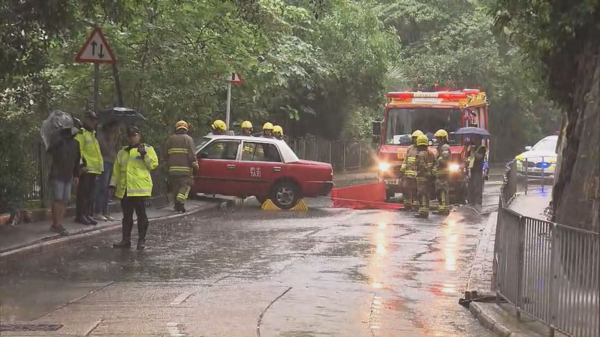 中環的士剷行人路撞欄一女傷