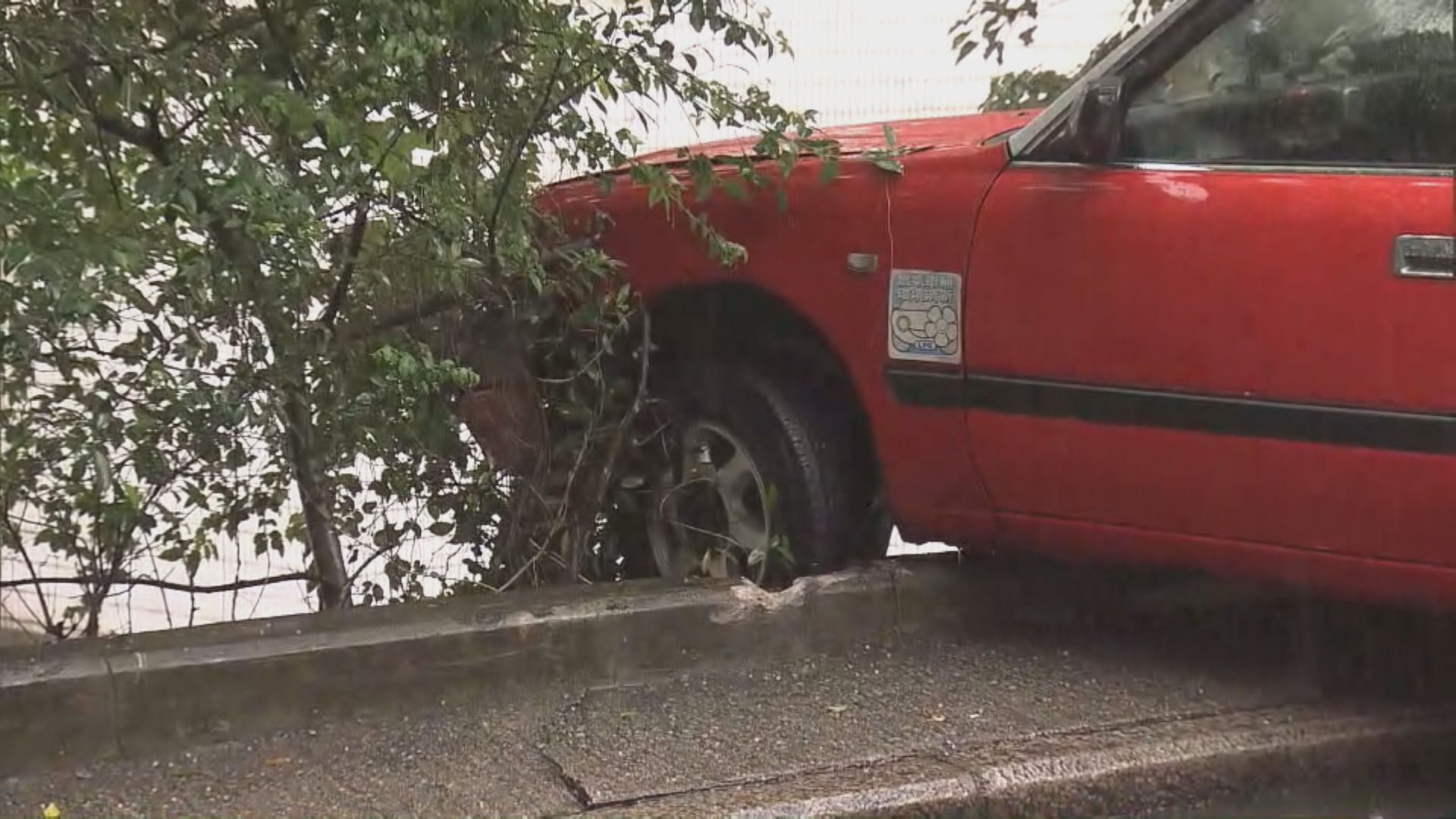 中環的士剷行人路撞欄一女傷 司機涉危駕被捕