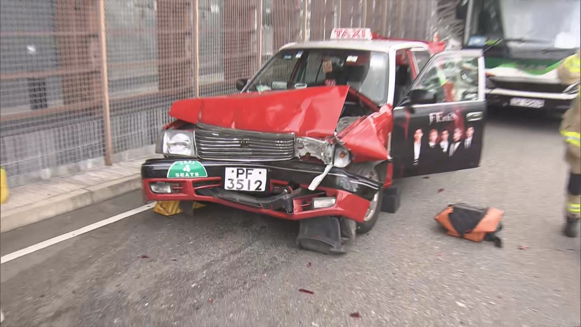 中環民寶街五車相撞四人傷