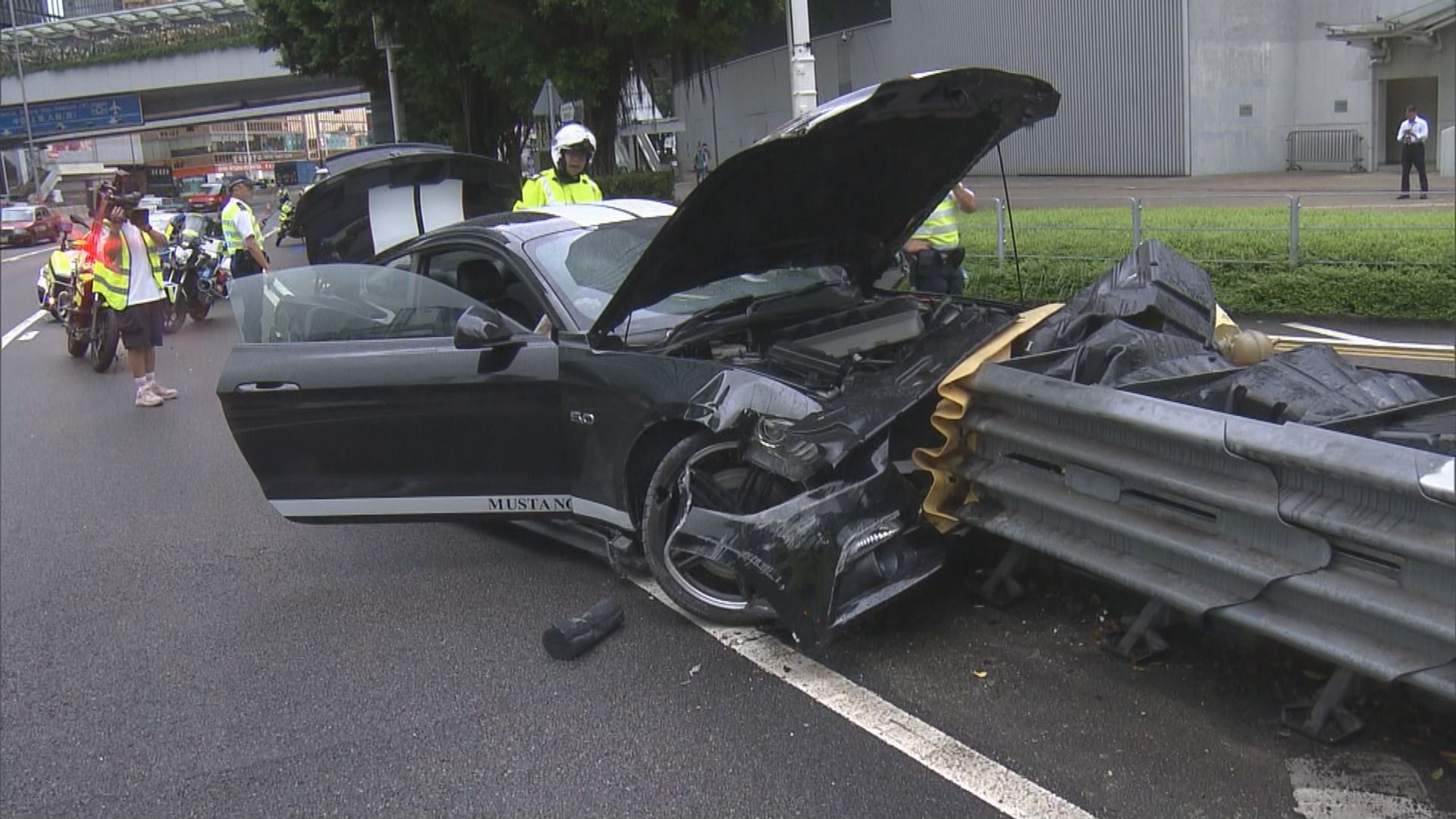 金鐘跑車失事撼防撞欄　司機逃逸