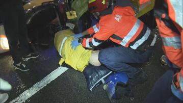 金鐘電單車與7人車相撞　兩人受傷