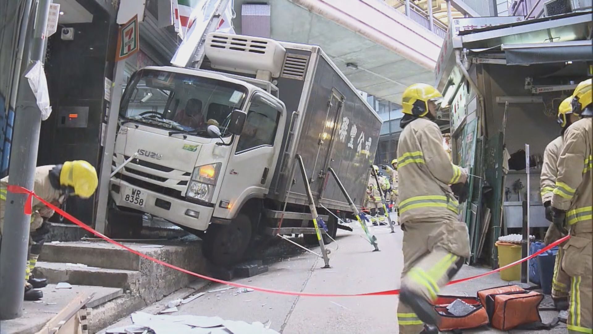 中環貨車失事撞毀便利店大門 一人受傷