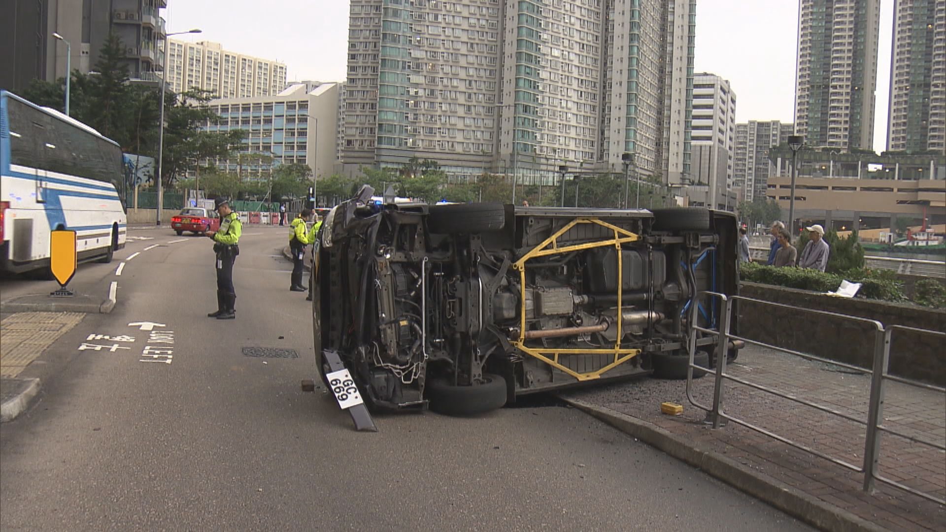柴灣客貨車失控撞欄翻側司機傷
