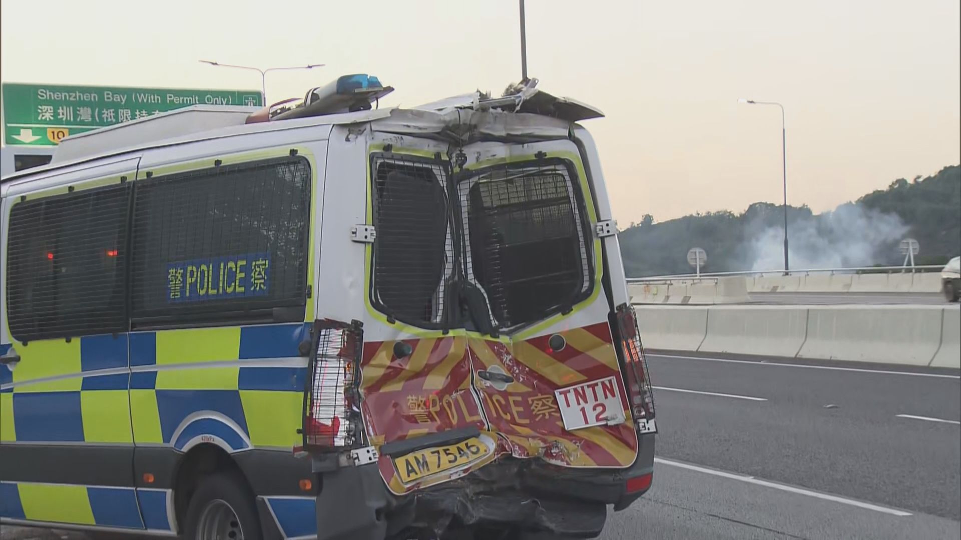 港深西部公路城巴撞警車約10傷　一名警員受重傷　城巴司機涉危險駕駛被捕