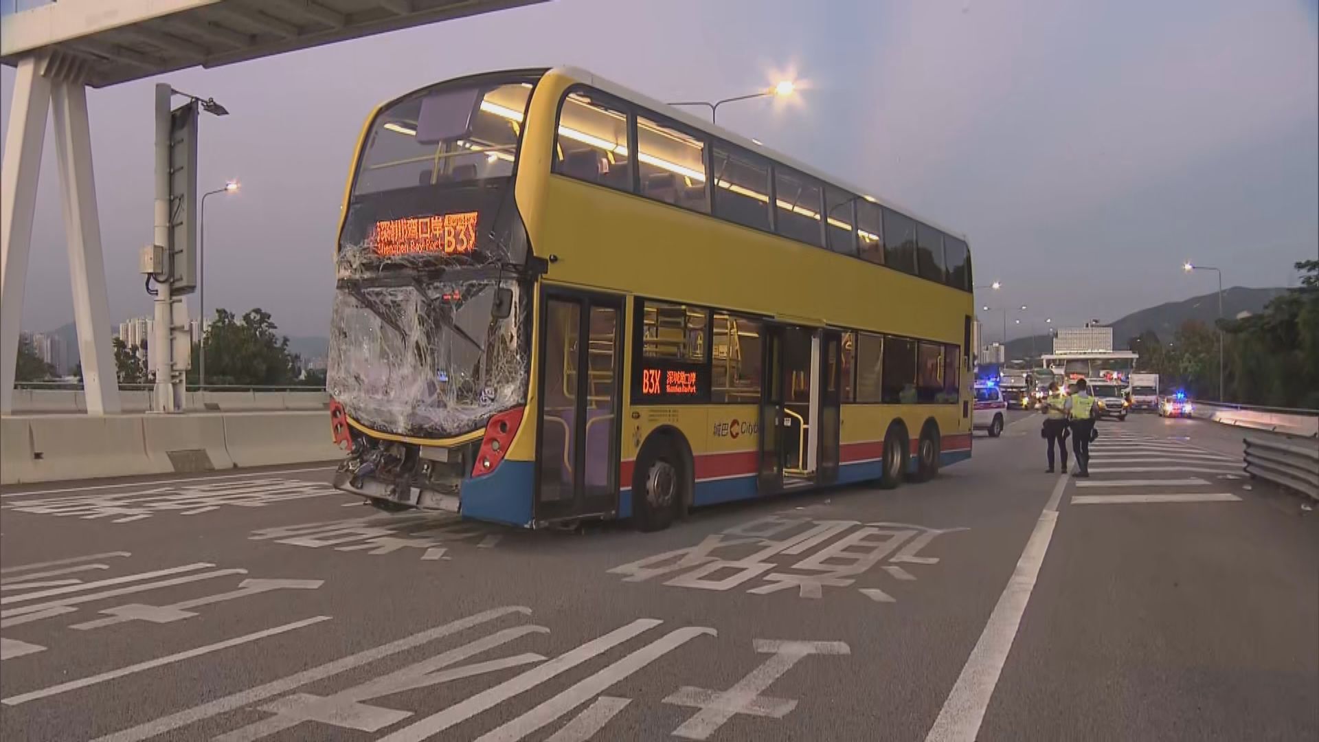 港深西部公路城巴撞警車　司機涉危險駕駛被捕　城巴稱高度關注並配合警調查