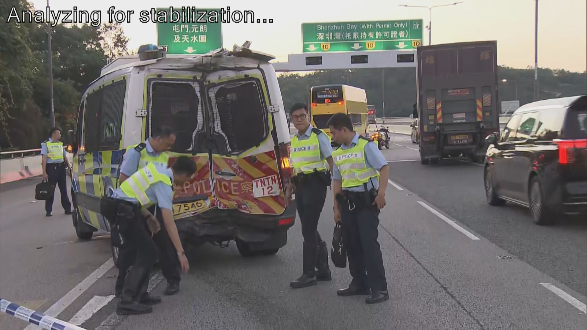 港深西部公路城巴撞警車　交警墮10米橋下重傷