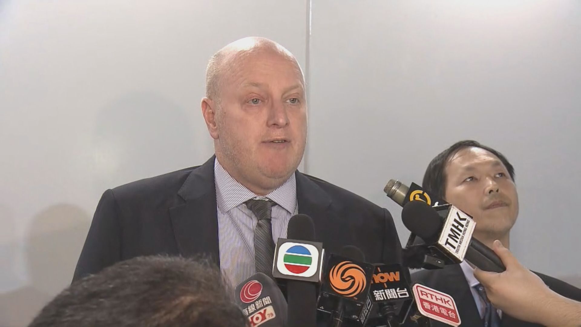 港深西部公路城巴撞警車　64歲司機涉危險駕駛被捕　城巴稱司機事發前一日為休息日