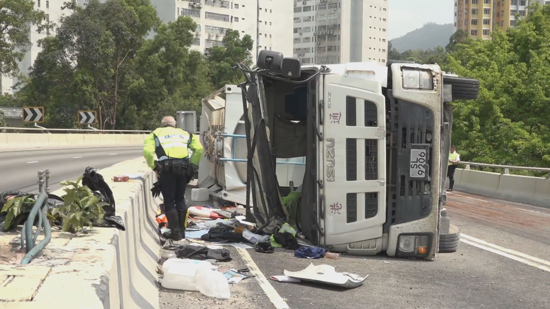 屯門貨車失事翻側壓中私家車　兩人受傷送院