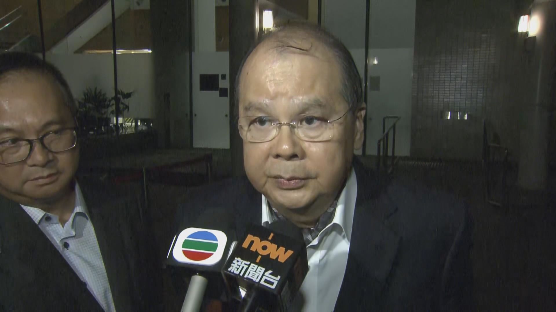 張建宗到葵涌殮房慰問九巴意外死者家屬