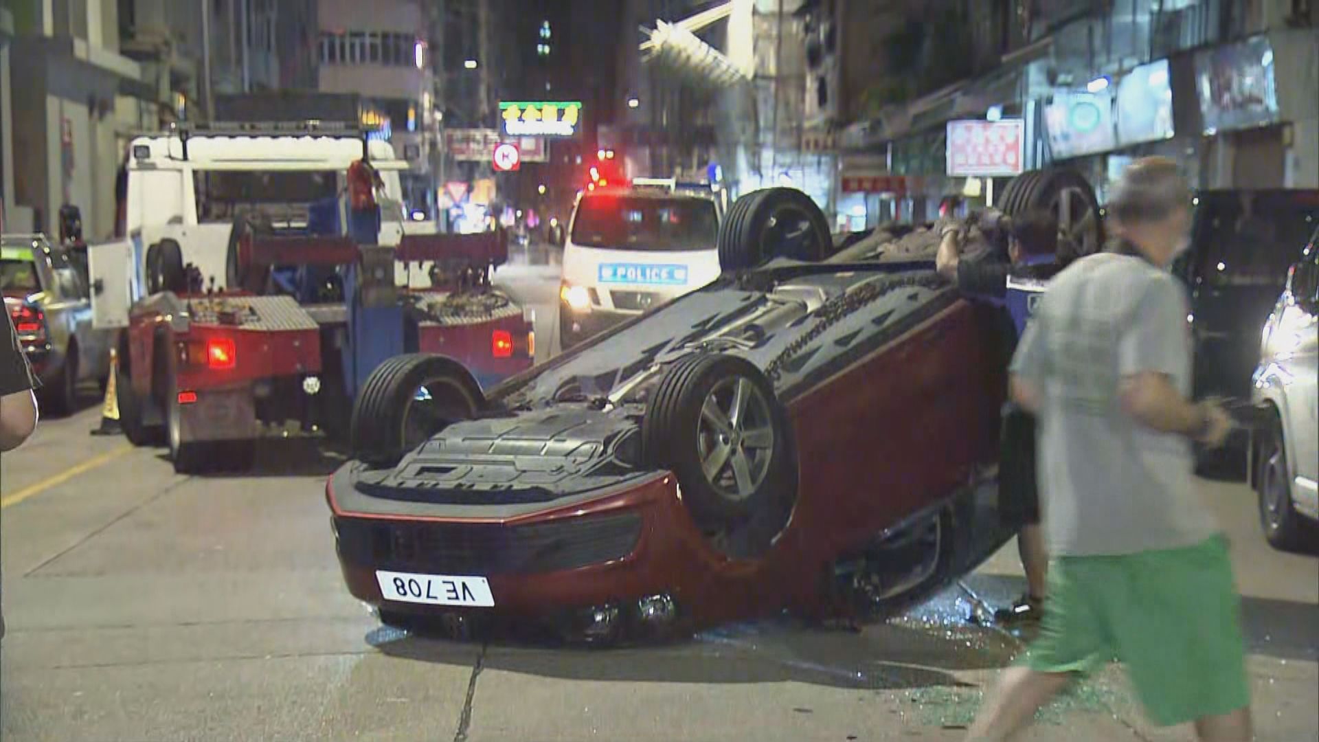 長沙灣車禍私家車翻轉　兩人傷