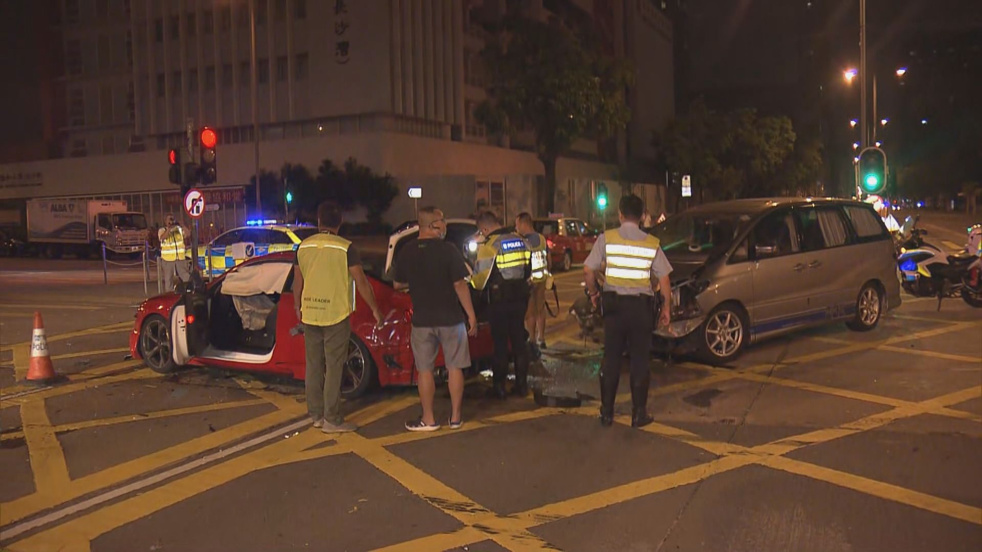 長沙灣兩私家車相撞一人送院
