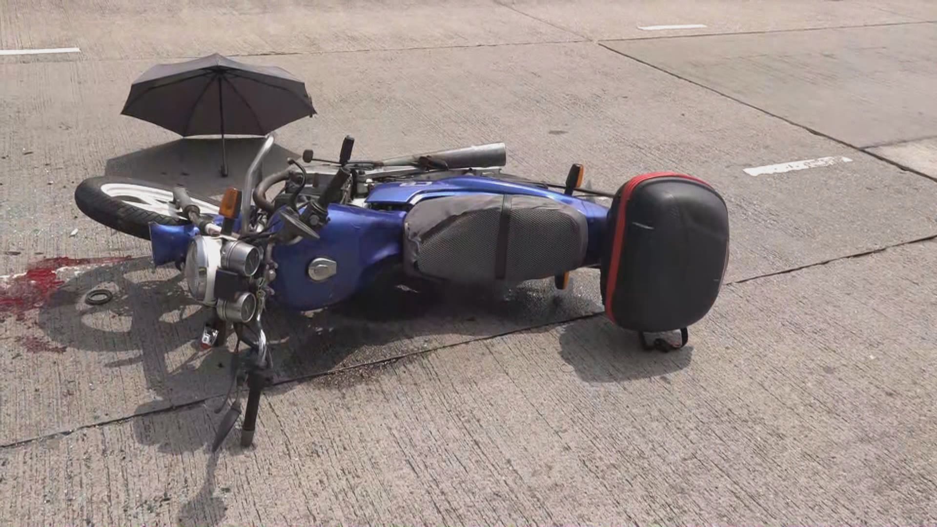 長沙灣兩車相撞　電單車司機重傷送院