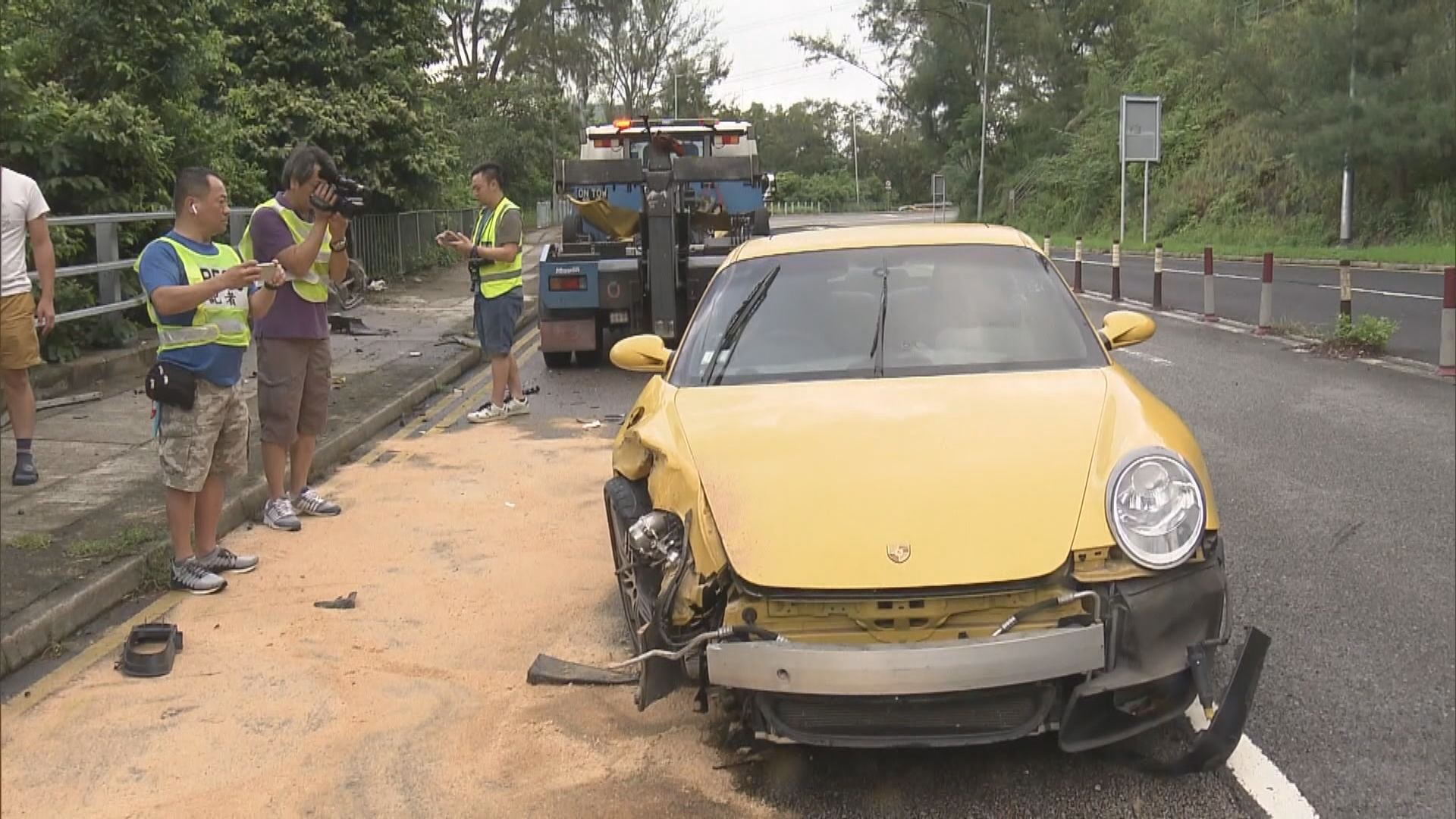 跑車長沙灣失控撞欄　司機輕傷