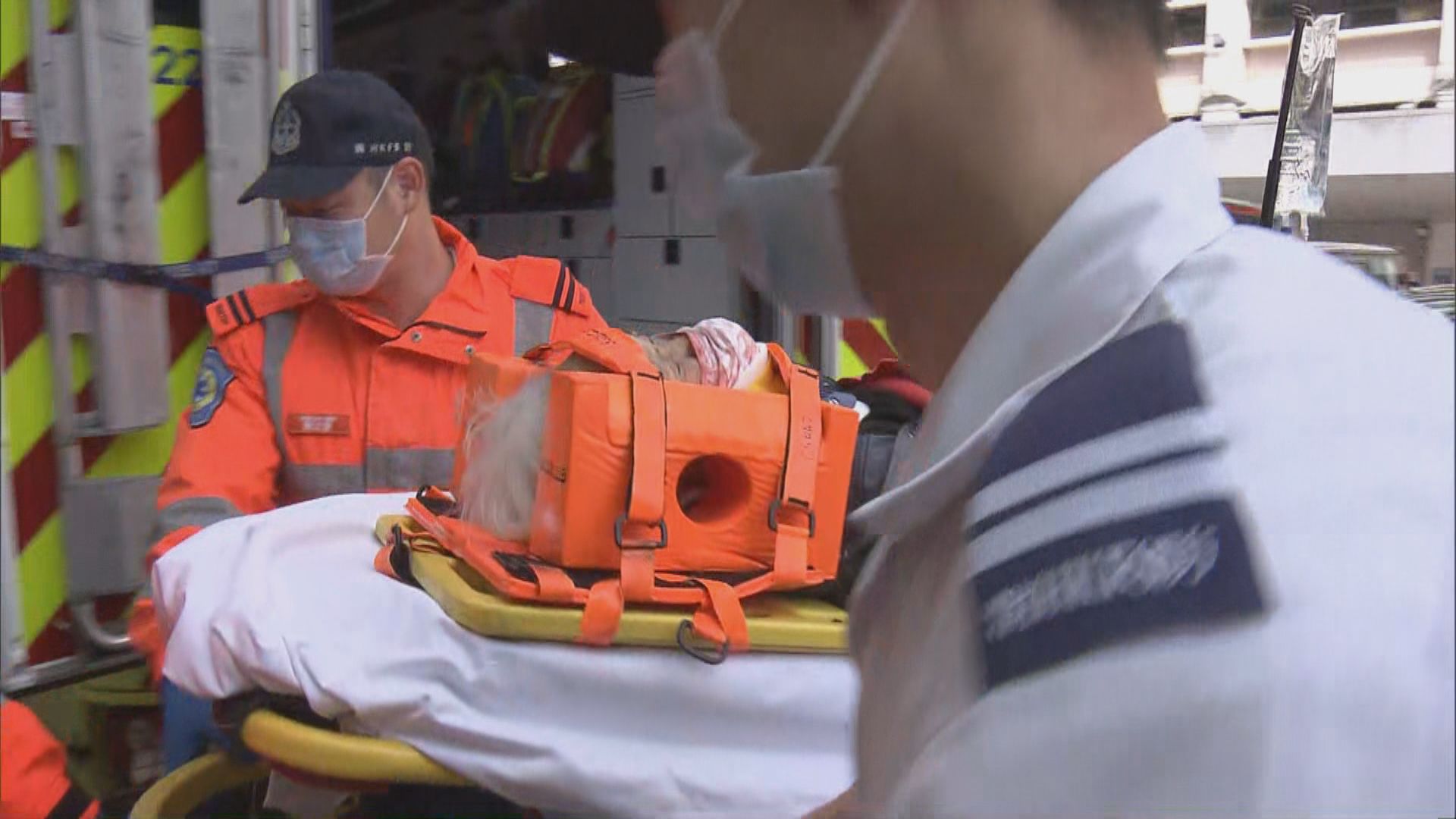 長沙灣老婦遭客貨車撞倒重傷送院