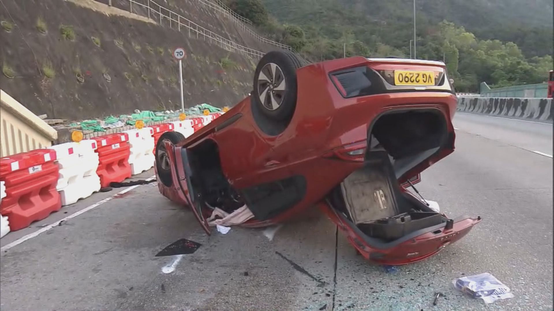 石硤尾私家車失事翻轉　司機不知所終