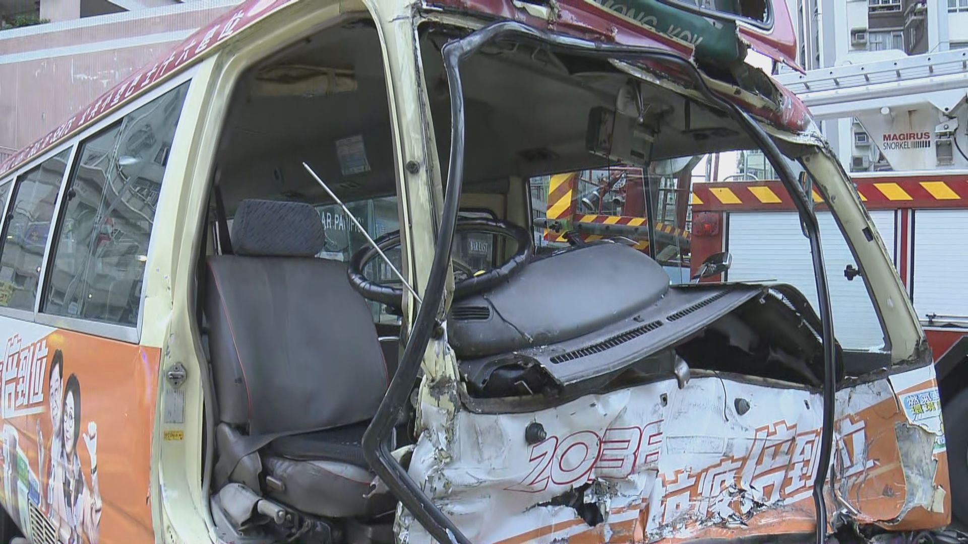 長沙灣小巴貨車相撞11傷　疑有人涉嫌衝燈導致