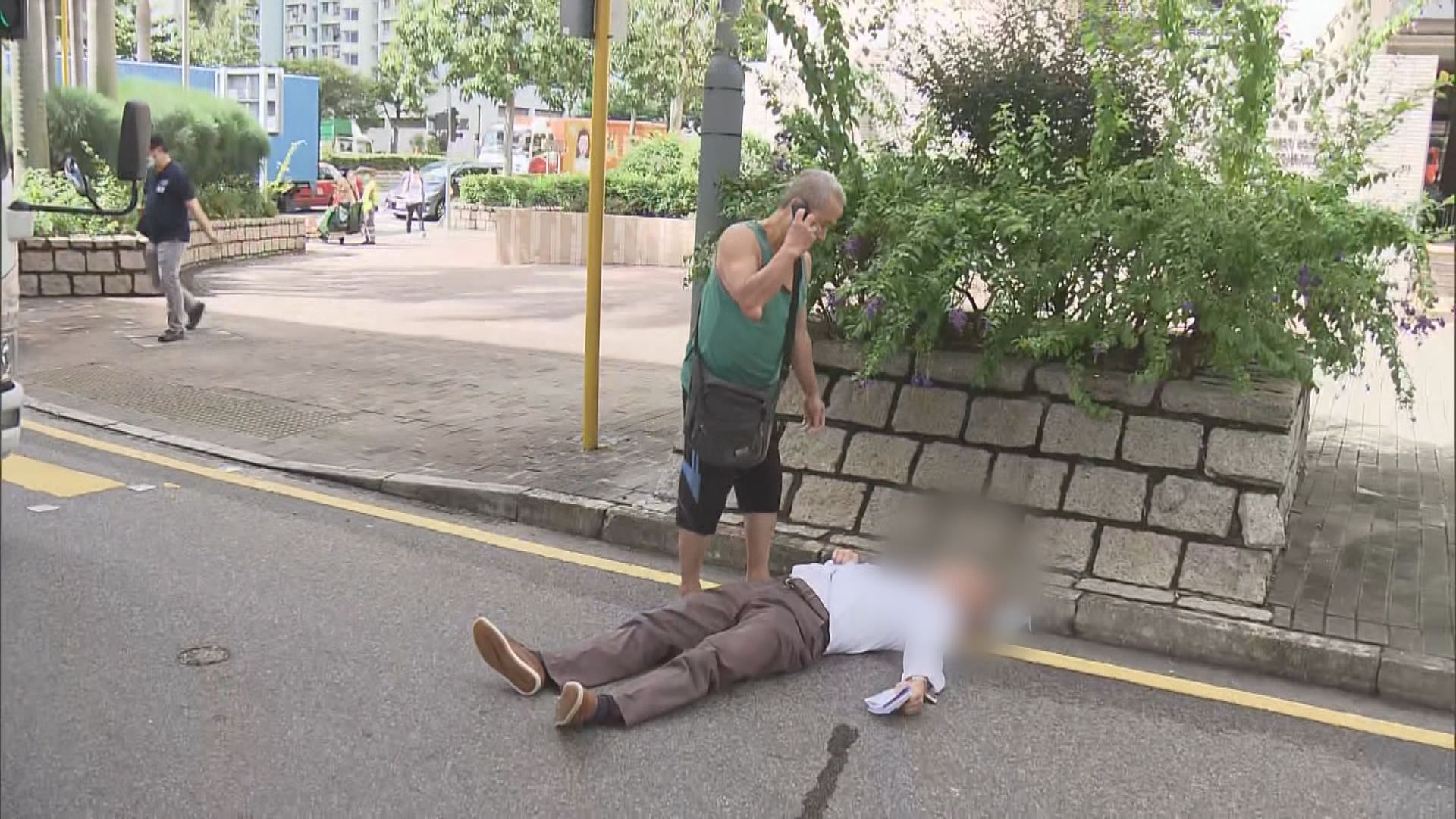 長沙灣男途人被貨車撞倒重傷送院