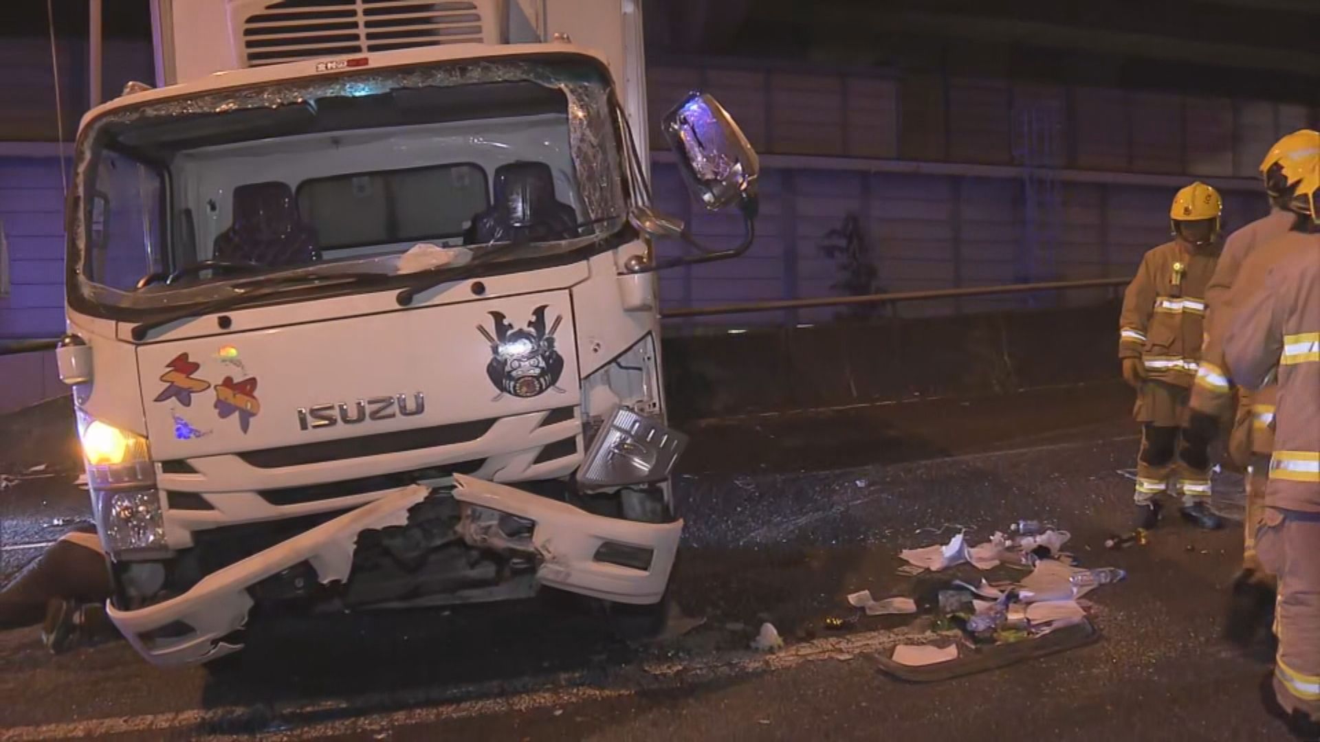 長沙灣貨車彎位失控翻側　三男女送院