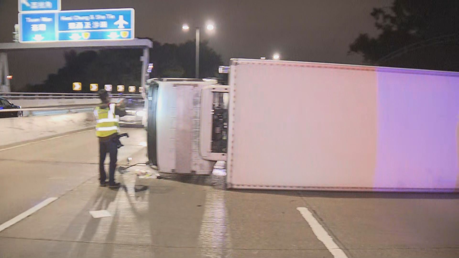 呈祥道貨車翻側　兩人送院