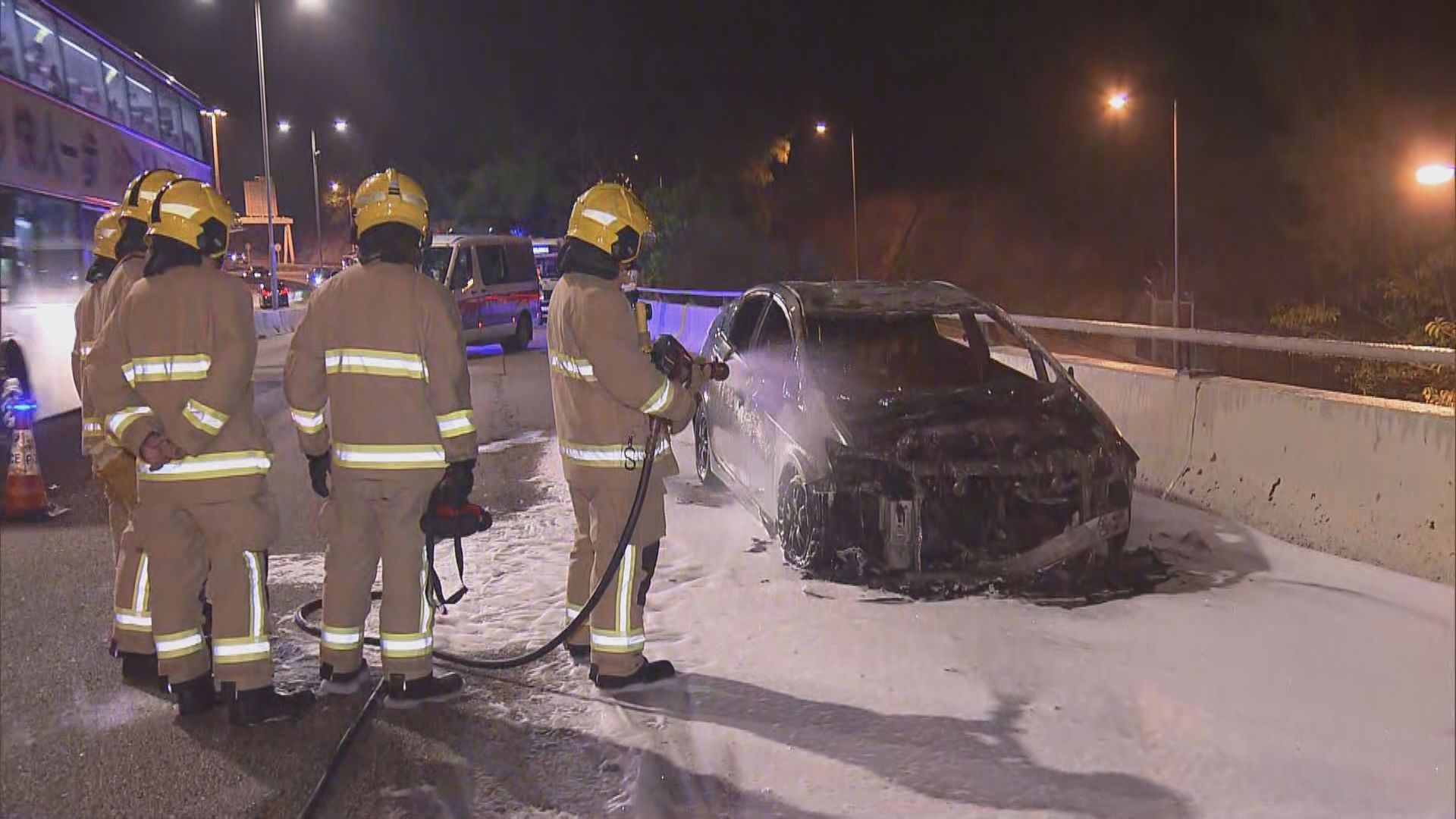 龍翔道有私家車著火燒毀　無人受傷