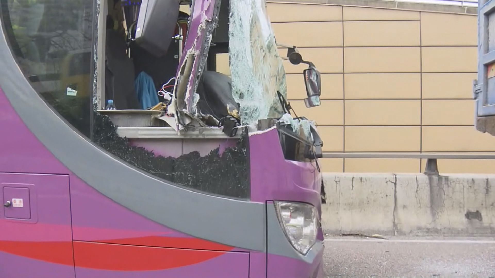 呈祥道旅遊巴與運泥車相撞　多人受傷