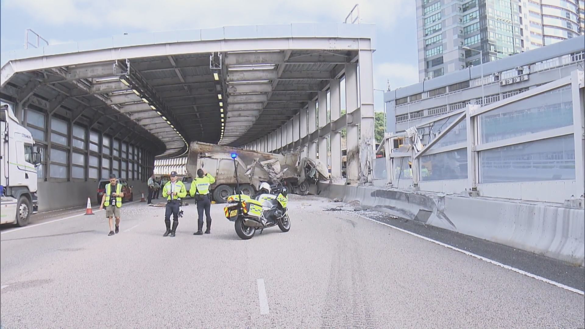 長沙灣青沙公路泥頭車失控撞壆司機傷