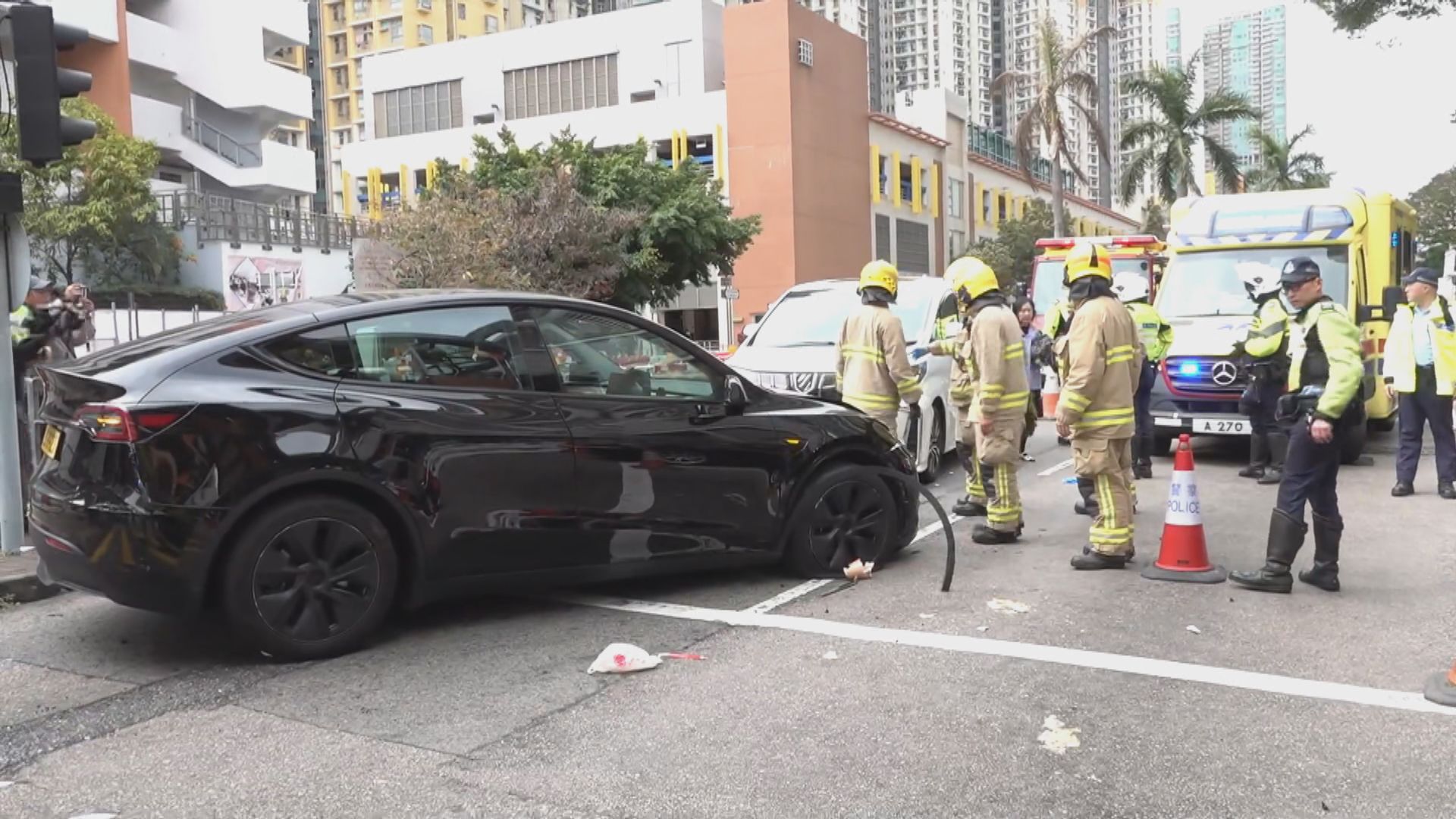 長沙灣兩車相撞三人受傷　包括兩名途經的女學生