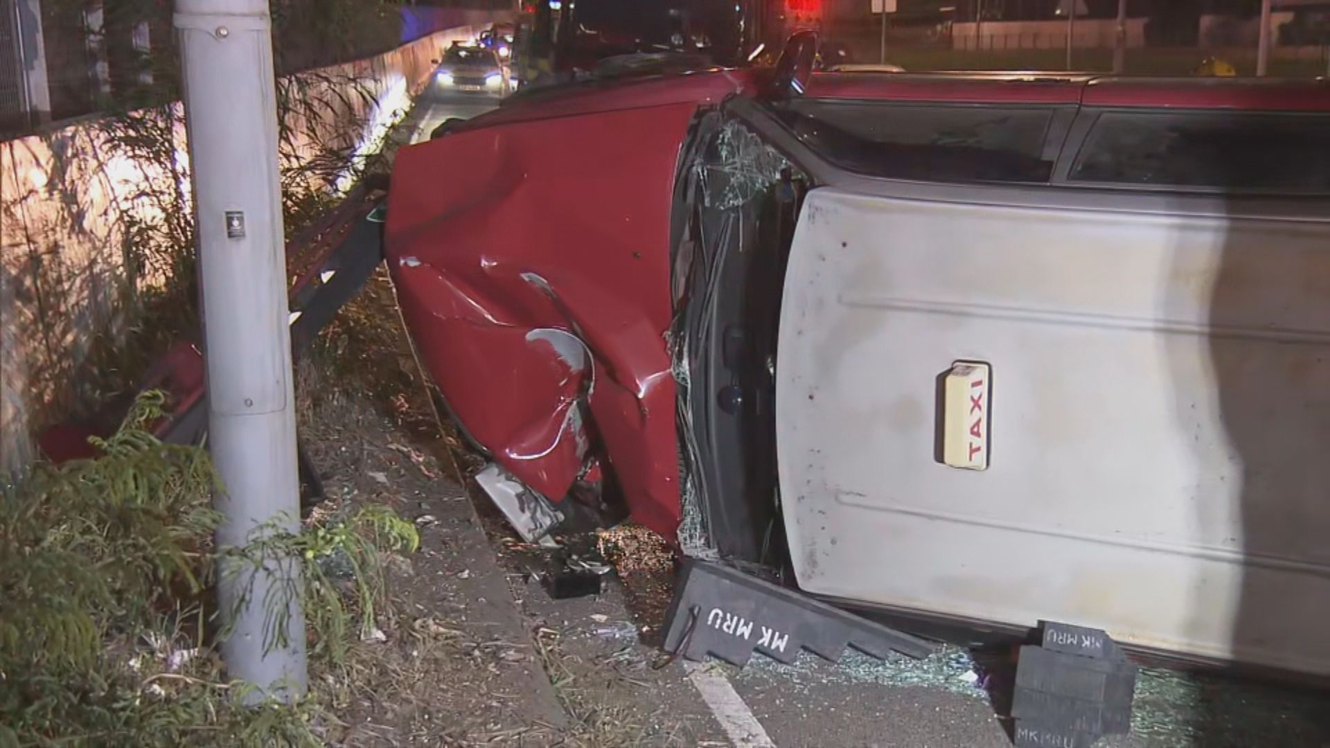 長沙灣有的士撞壆翻側釀兩傷