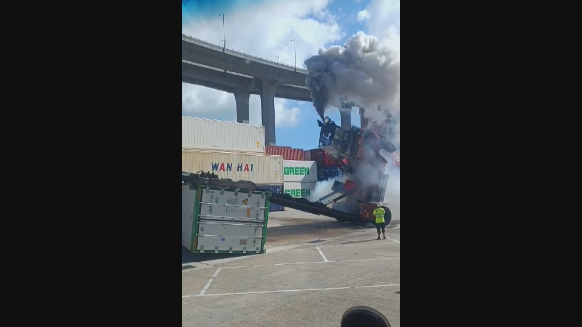 貨櫃碼頭車輛翻側　司機被困獲救送院