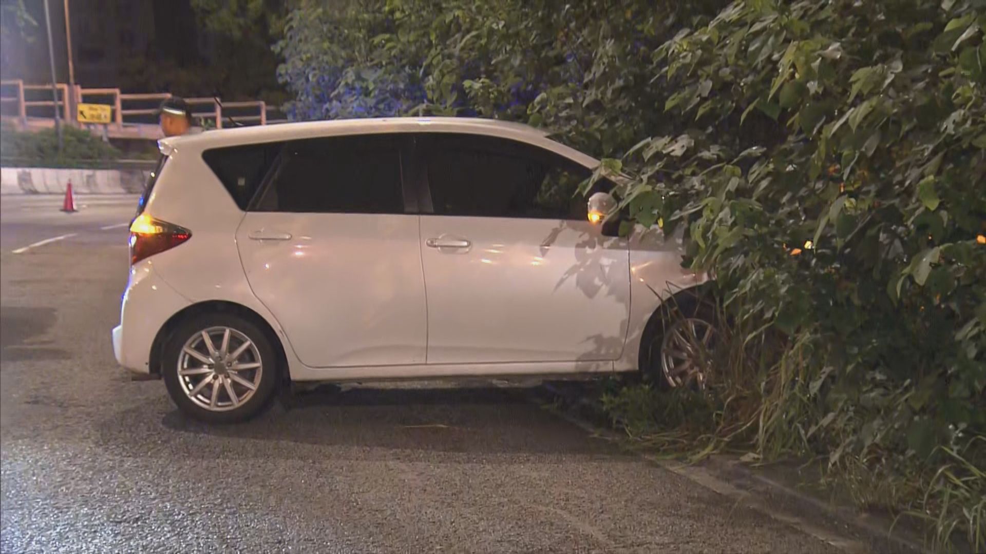 長沙灣私家車失事撞欄　司機不顧而去