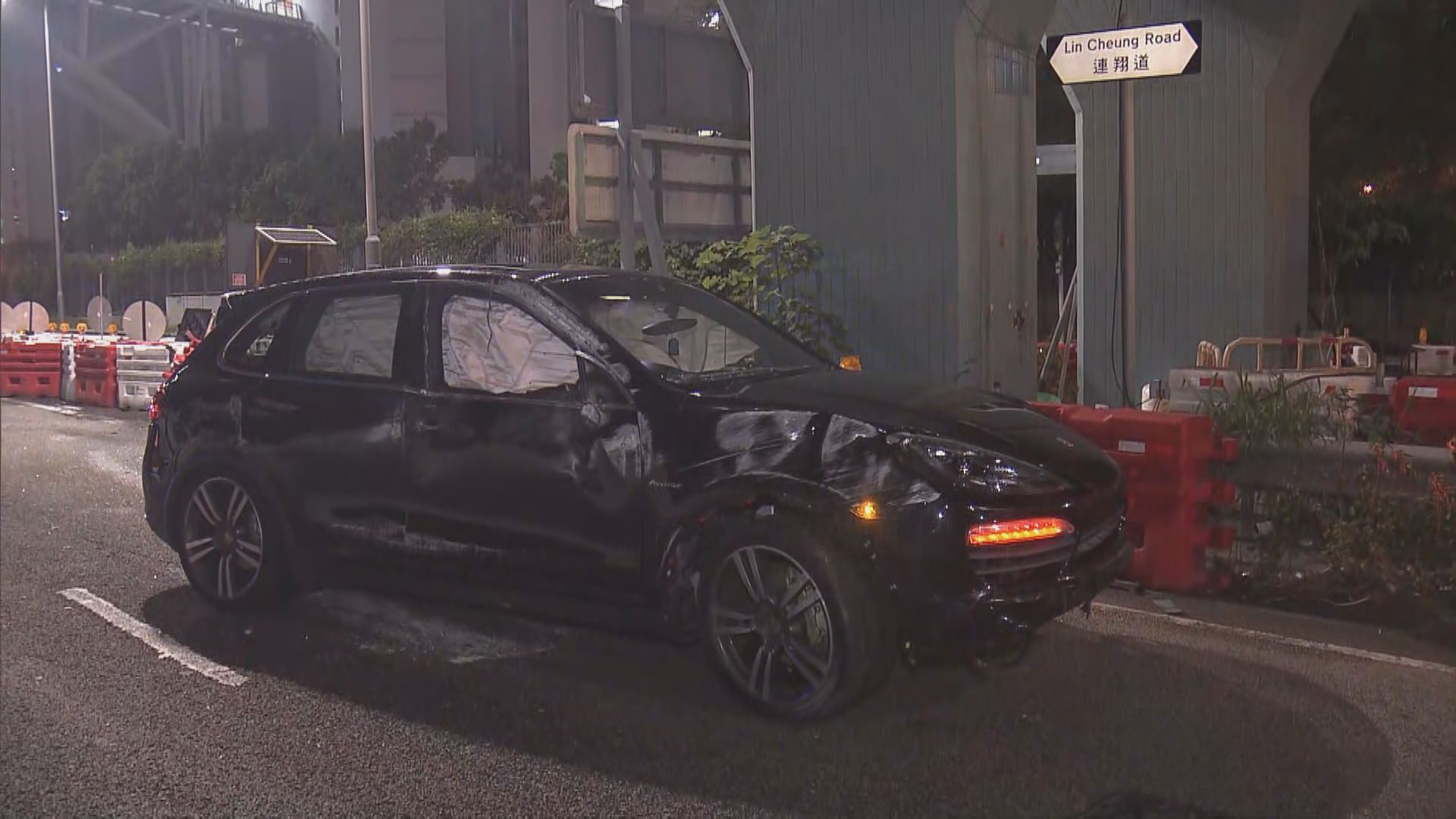 長沙灣有私家車失事撞水馬　司機涉嫌酒後駕駛被捕
