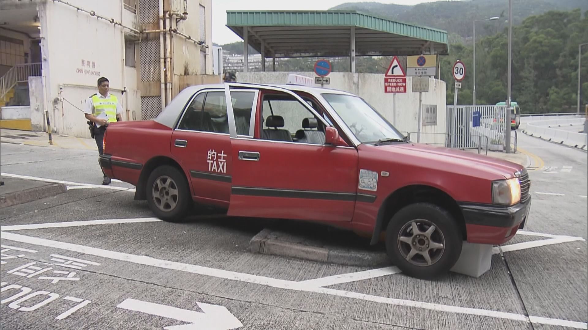 的士柴灣撞安全島　司機死亡