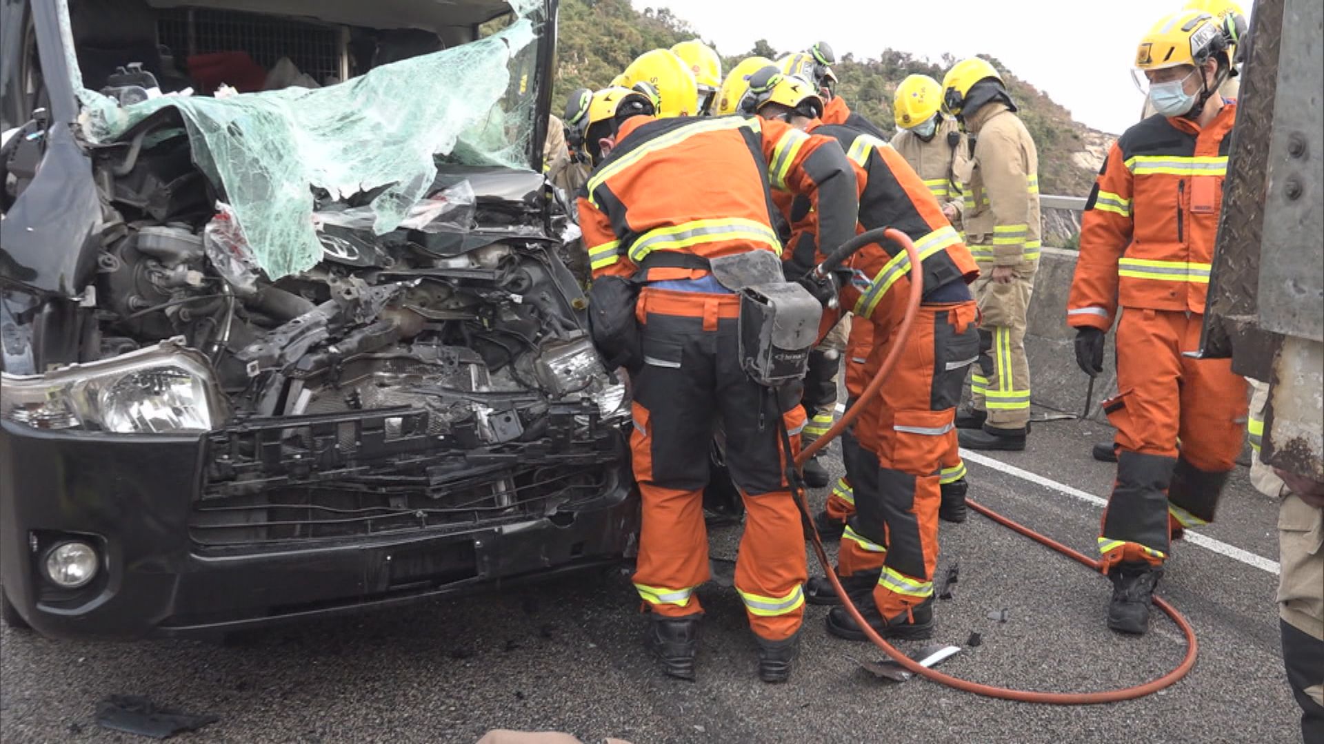 東區走廊兩車相撞　客貨車司機被困