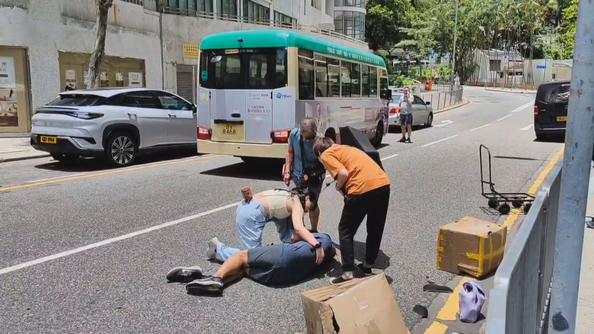 柴灣一名送貨工人遭小巴撞傷
