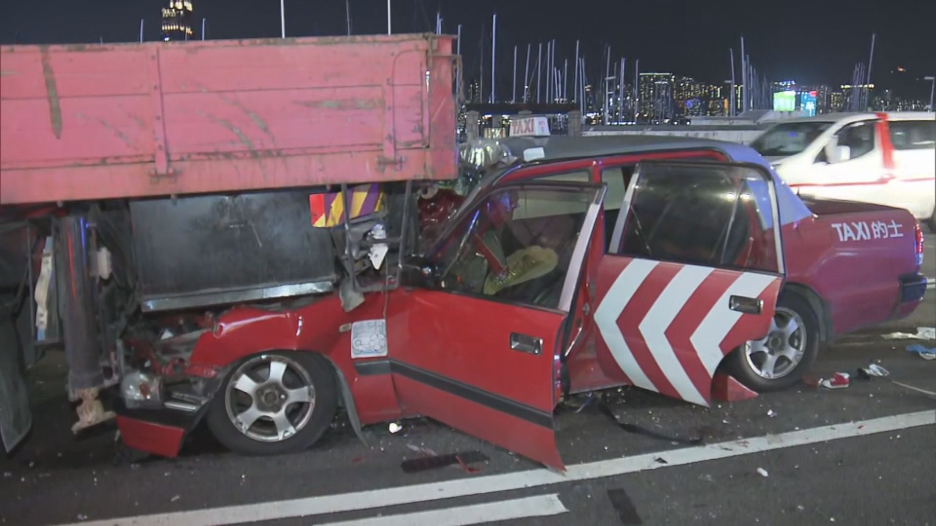 銅鑼灣的士與吊臂車相撞 至少一死四傷