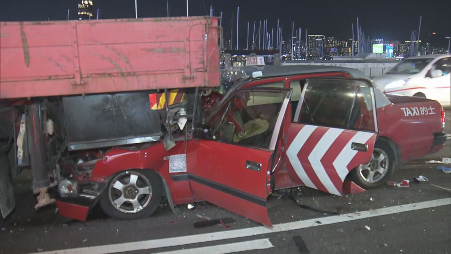 銅鑼灣的士與吊臂車相撞 釀一死四傷