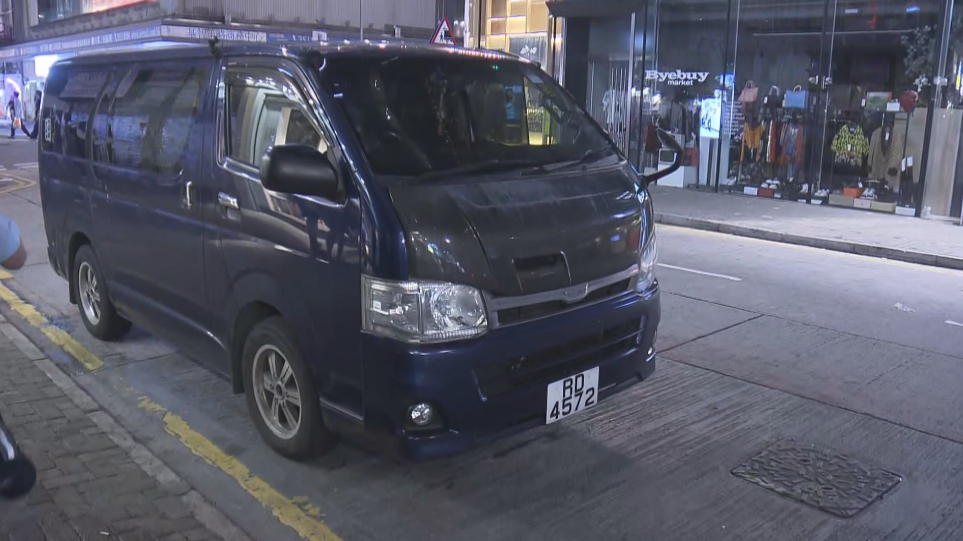 銅鑼灣客貨車撞女途人　腳傷送院