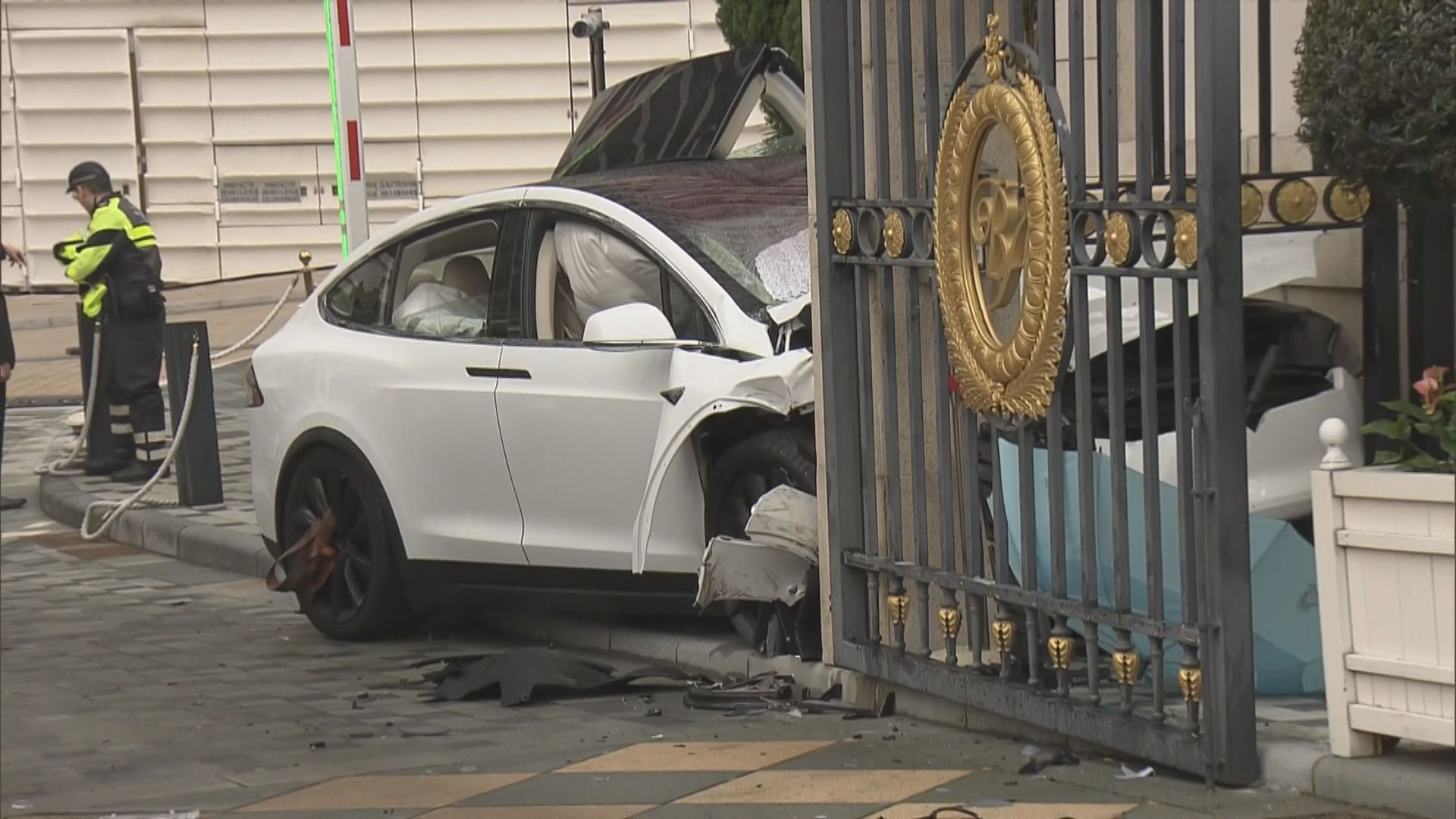 貝沙灣兩車相撞六人傷