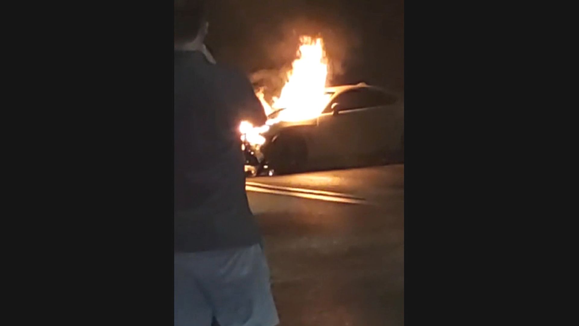 深水灣道有私家車疑失控撞柱起火　一人受傷送院