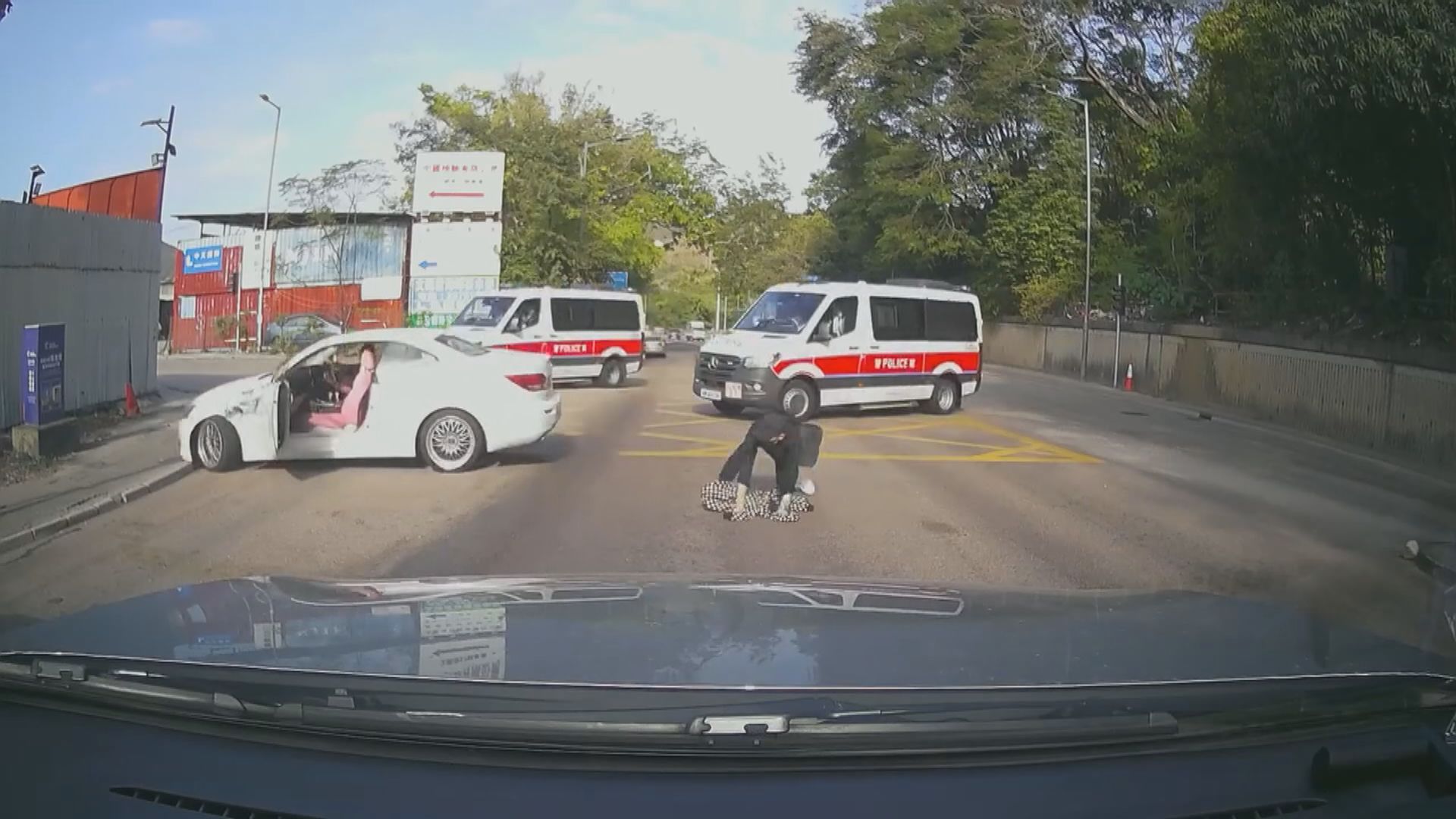 上水私家車避警追截　一男子跌出車外被警員制服
