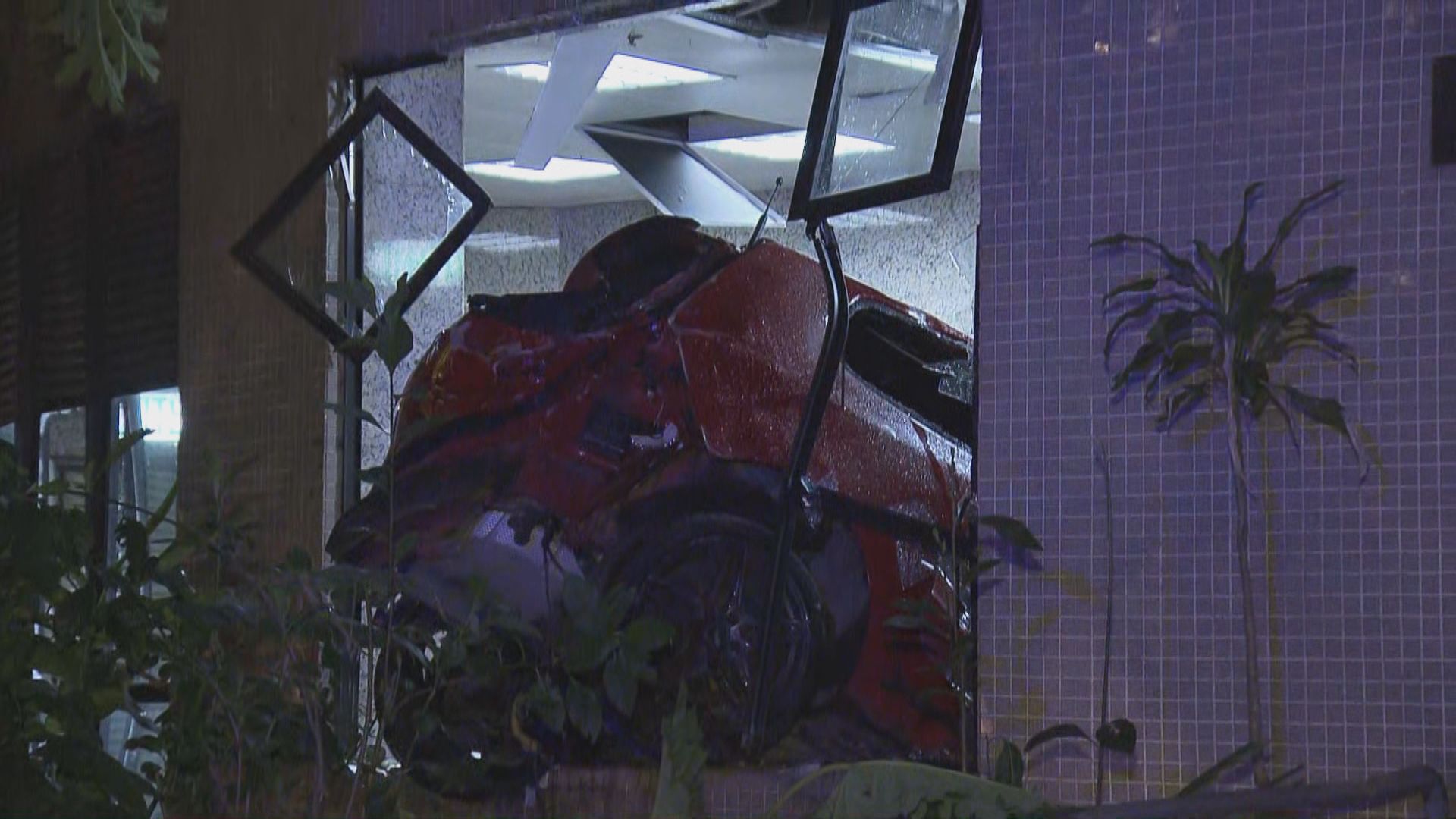 粉嶺私家車逃避警方追截撞入工廈　司機涉危駕當場被捕