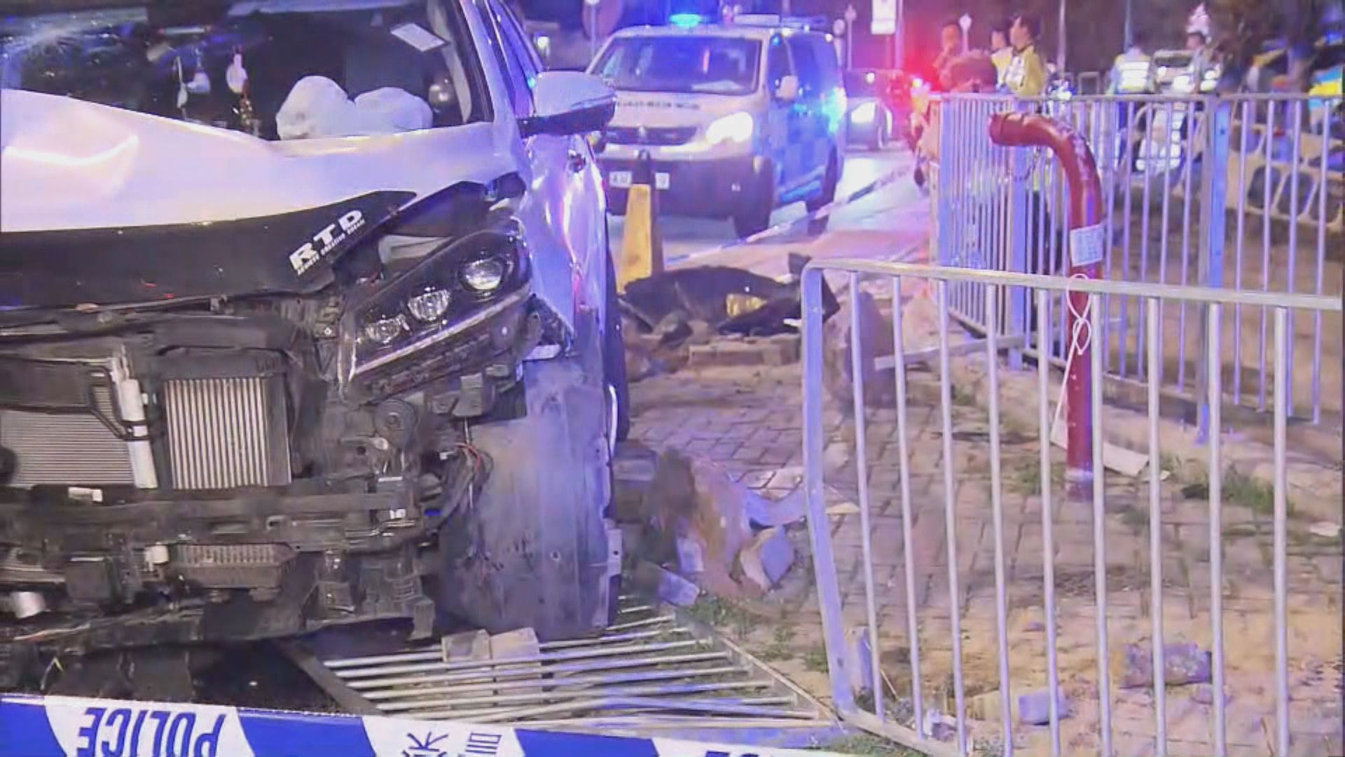 粉嶺私家車疑失控撞向欄杆　途人被捲入車底搶救後不治