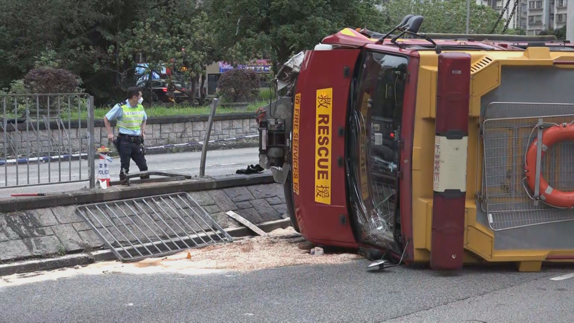 大埔消防車失事撞壆翻側　無人傷