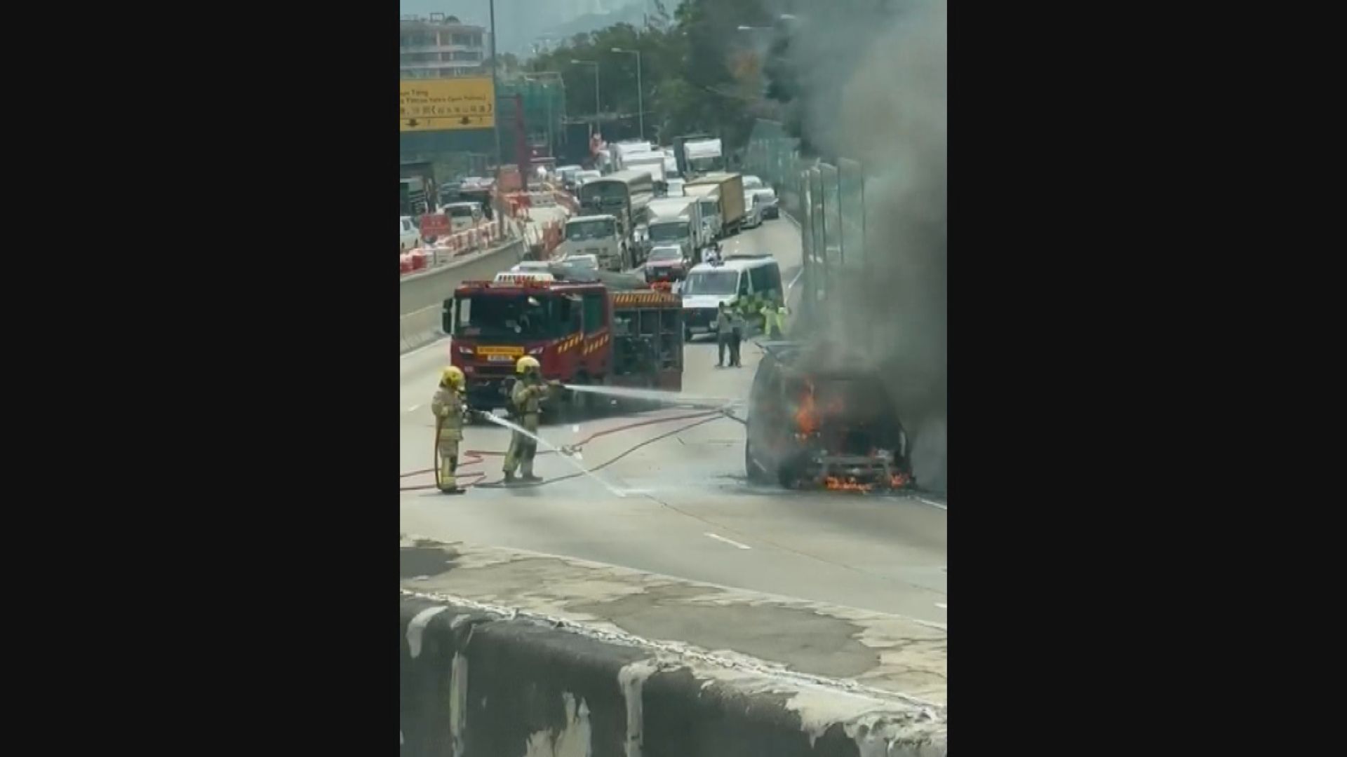 龍翔道有私家車起火 早上一度全線封閉